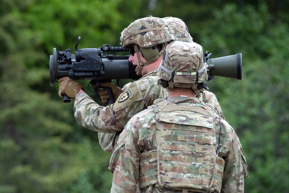 Blackfoot Co., ‘1 Geronimo' paratroopers fire the Carl Gustaf at JBER