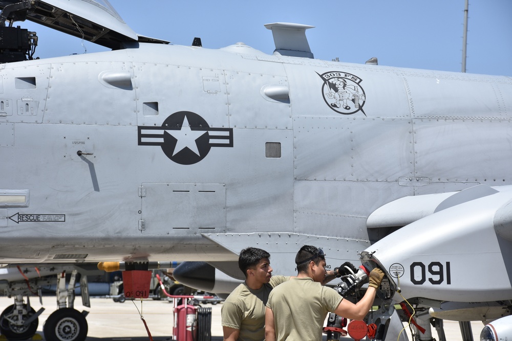 442d Fighter Wing works with the 509th Logistics Readiness Squadron to refuel A-10