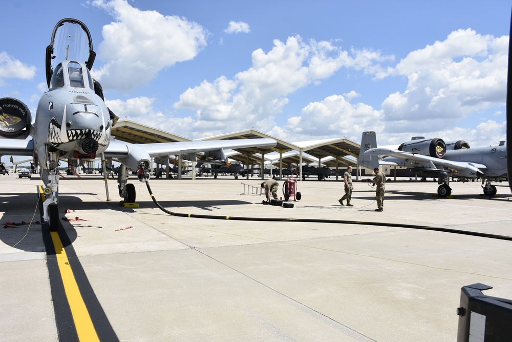 442d Fighter Wing works with the 509th Logistics Readiness Squadron to refuel A-10