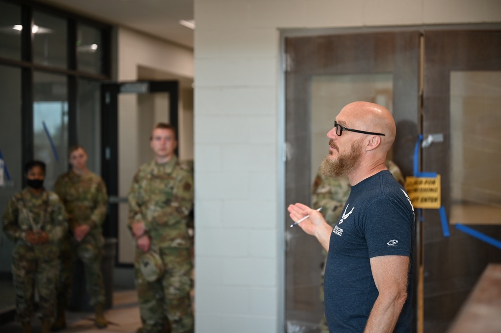 Wing fitness monitors tour Niagara's new fitness center