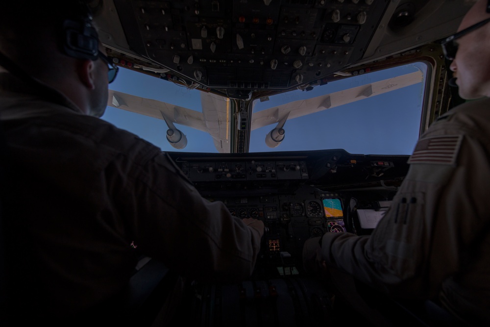 KC-10 Extender air refueling