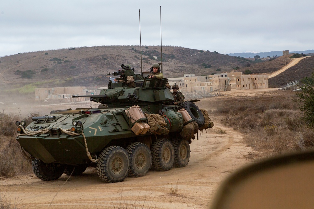 15th MEU Marines conduct amphibious assault training