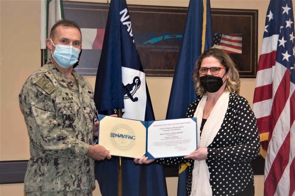 NAVSUP presents excellence award to NAVFAC Italian national