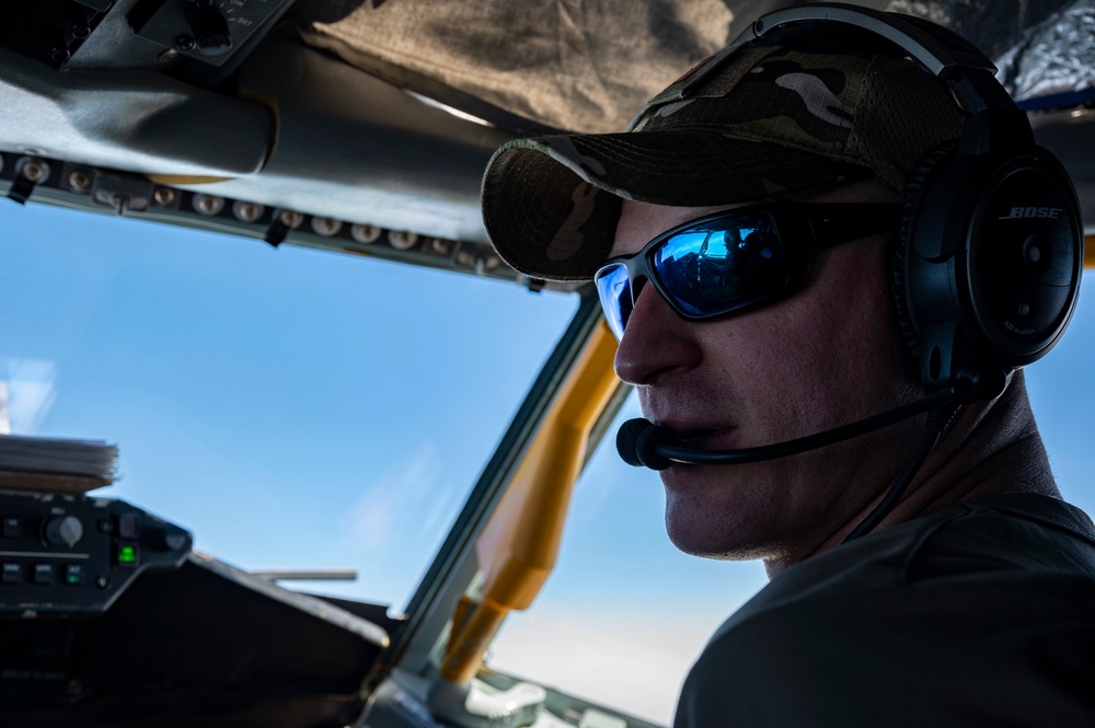 Two U.S. Air Force KC-135R Stratotanker Pilots Discuss The Flight Path In the Air