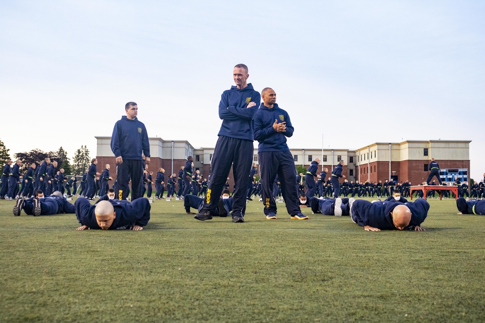 210601-N-WJ386-1051 NEWPORT, R.I. (June 1, 2021) Navy OCS class conducts PT test