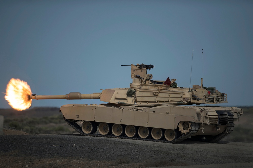 An Abrams M1A2 Tank begins a gunnery qualification run 