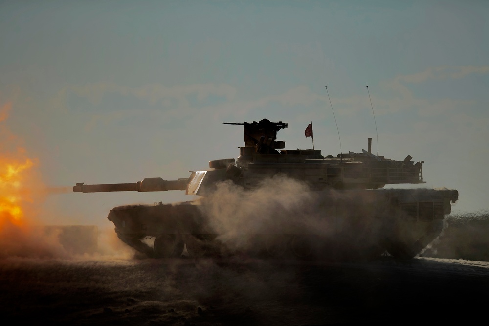 An Abrams M1A2 begins an evening gunnery exercise