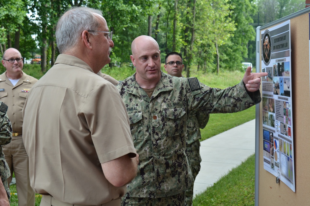 Surgeon General of the Navy visits Naval Medical Research Center