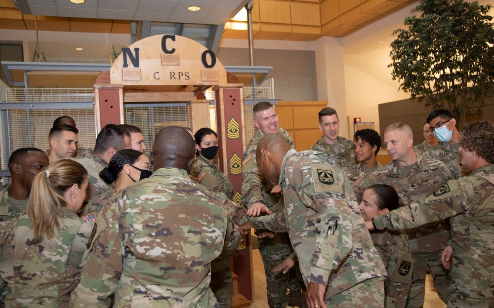Maj. Gen. Michael Talley visits WRAIR