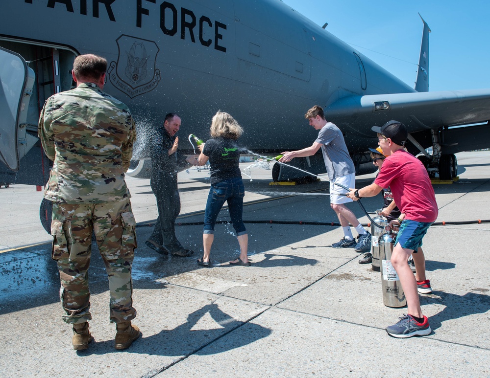 914th OG commander gets cooled off by family