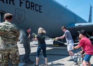 914th OG commander gets cooled off by family