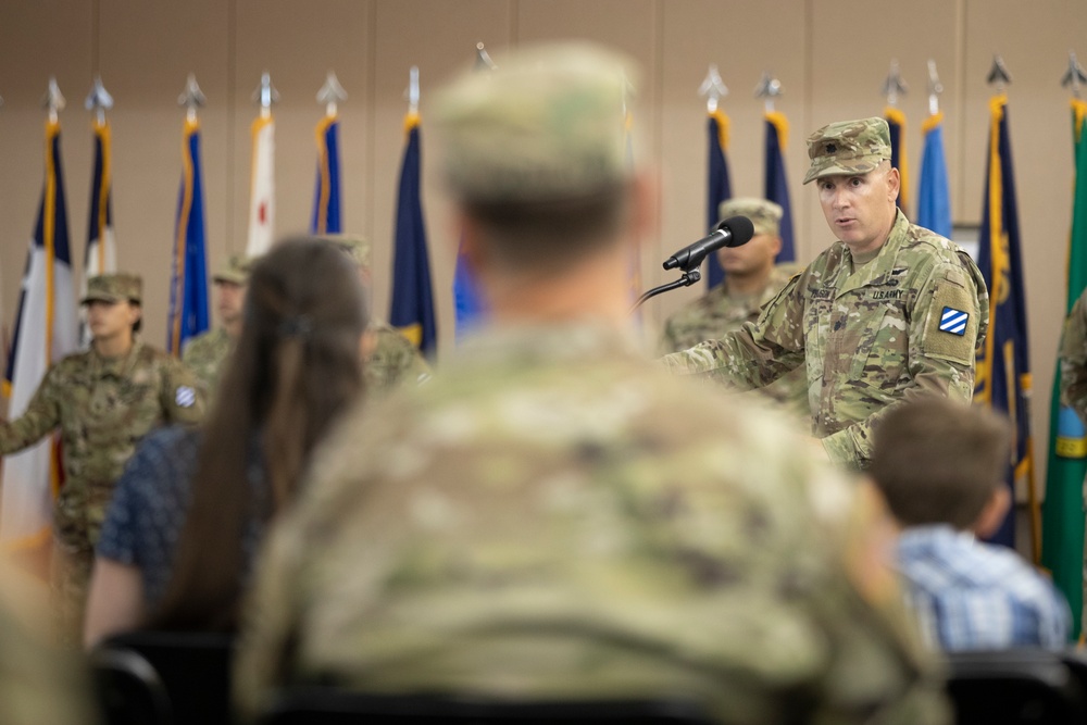 The Knighthawk Soldiers of the 2nd Battalion, 3rd General Support Aviation Battalion welcome their new commander.