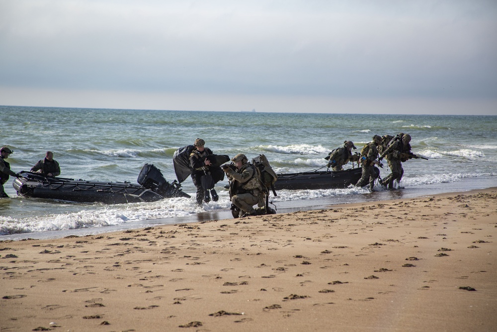 U.S. Army and Latvian Special Operation dive teams conduct joint maritime landing exercise