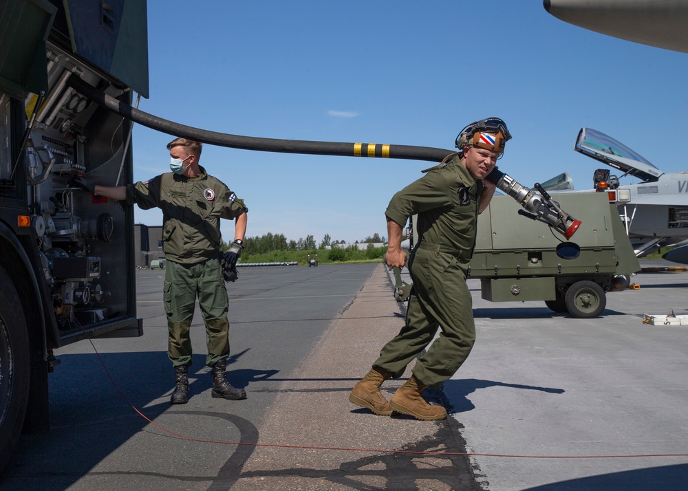 Marines refuel jets in Finland