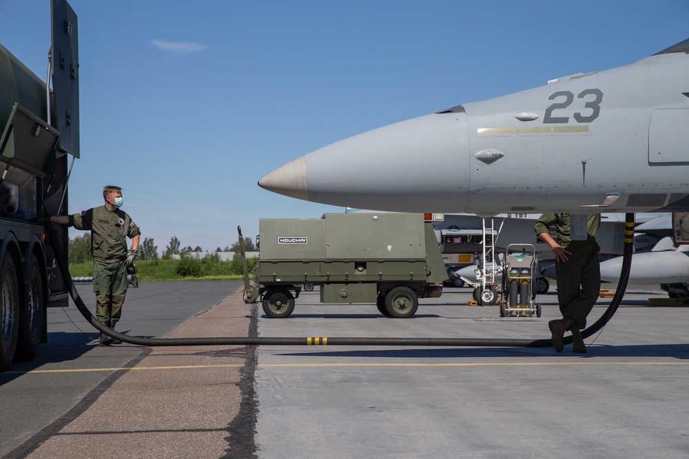 Marines refuel jets with Finnish Air Force