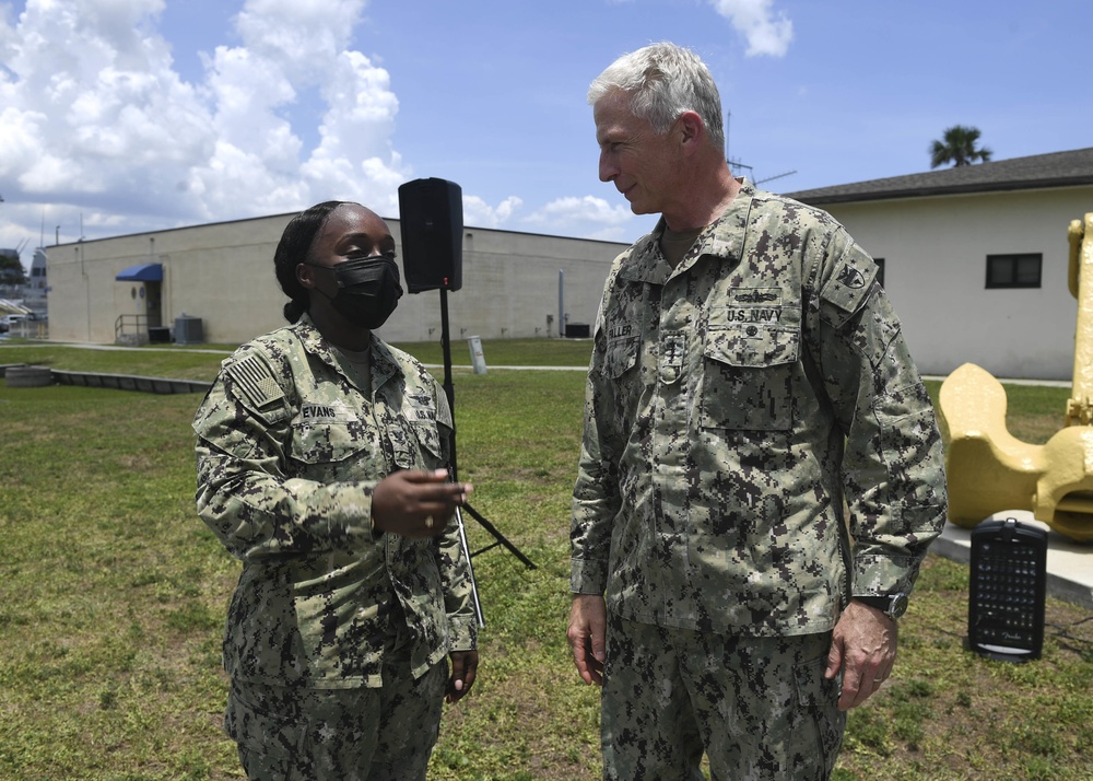 Commander of U.S. Southern Command Meets USNAVSO/4th Fleet Sailor Following All-Hands Call