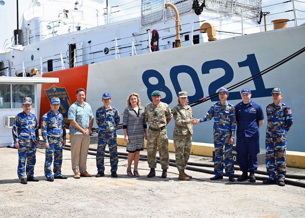 U.S. Indo-Pacific Command Generals visit Vietnam Coast Guard ship
