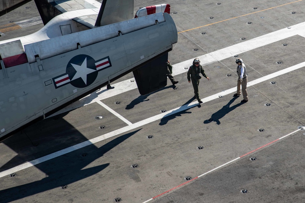 Commander, U.S. Pacific Fleet Visits USS Ronald Reagan (CVN 76)