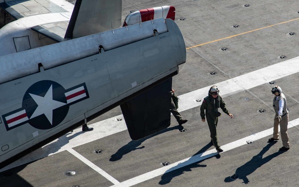 Commander, U.S. Pacific Fleet Visits USS Ronald Reagan (CVN 76)