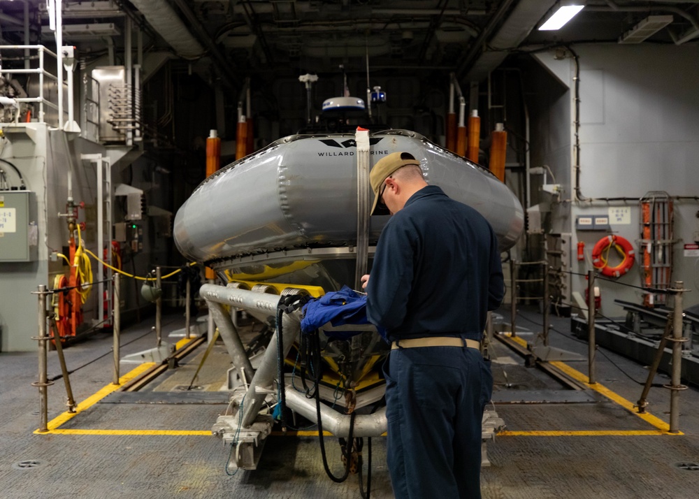 USS Sioux City Sailor Conducts Maintenance on MOBIs While in Port