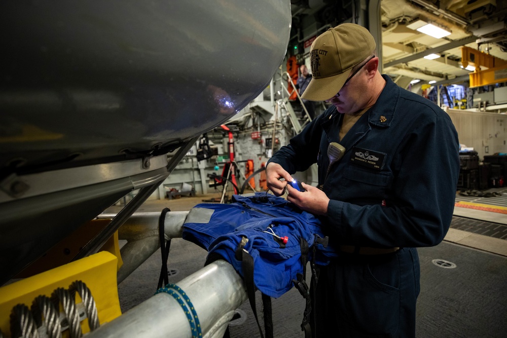 USS Sioux City Sailor Conducts Maintenance on MOBIs While in Port