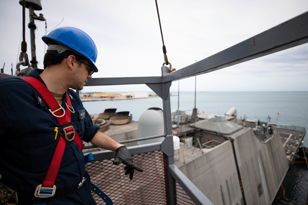 USS Sioux City Sailor Replaces Lightbulb on Ship's Mast While in Port