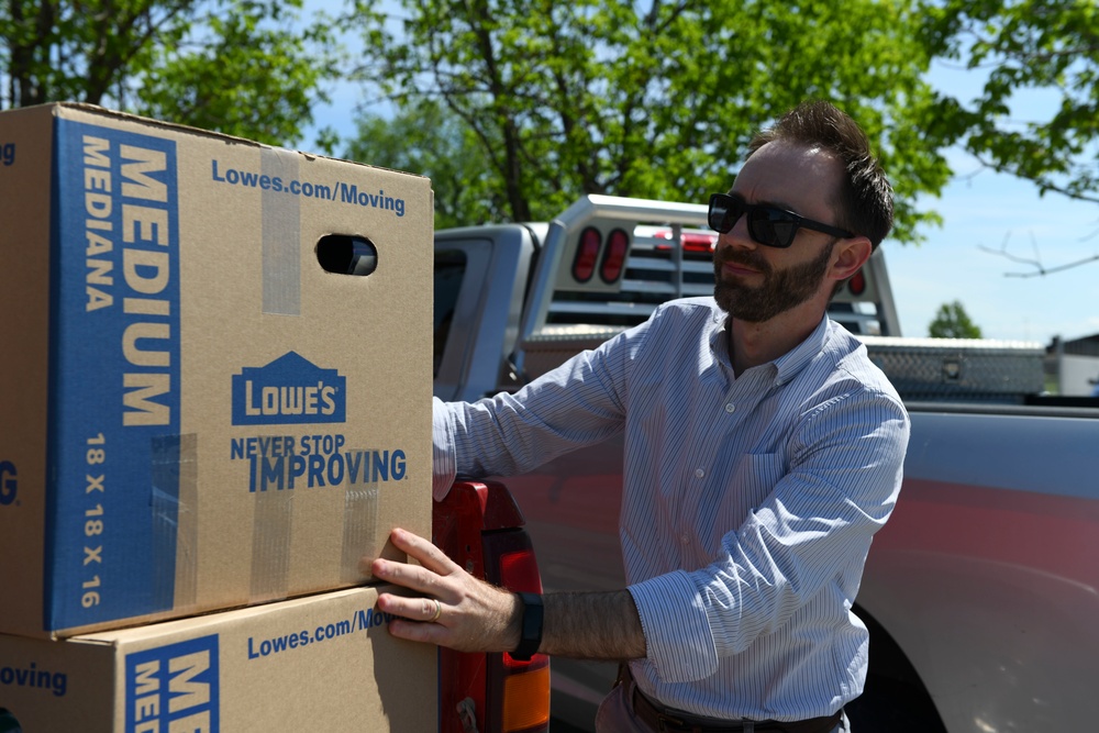 Whiteman BCC Concordia liaison delivers snacks to Maintenance Airmen