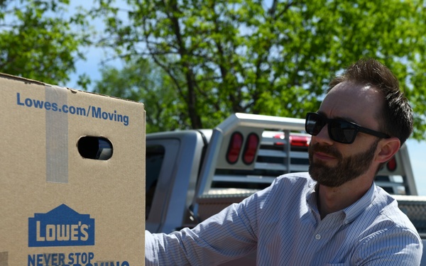 Whiteman BCC Concordia liaison delivers snacks to Maintenance Airmen