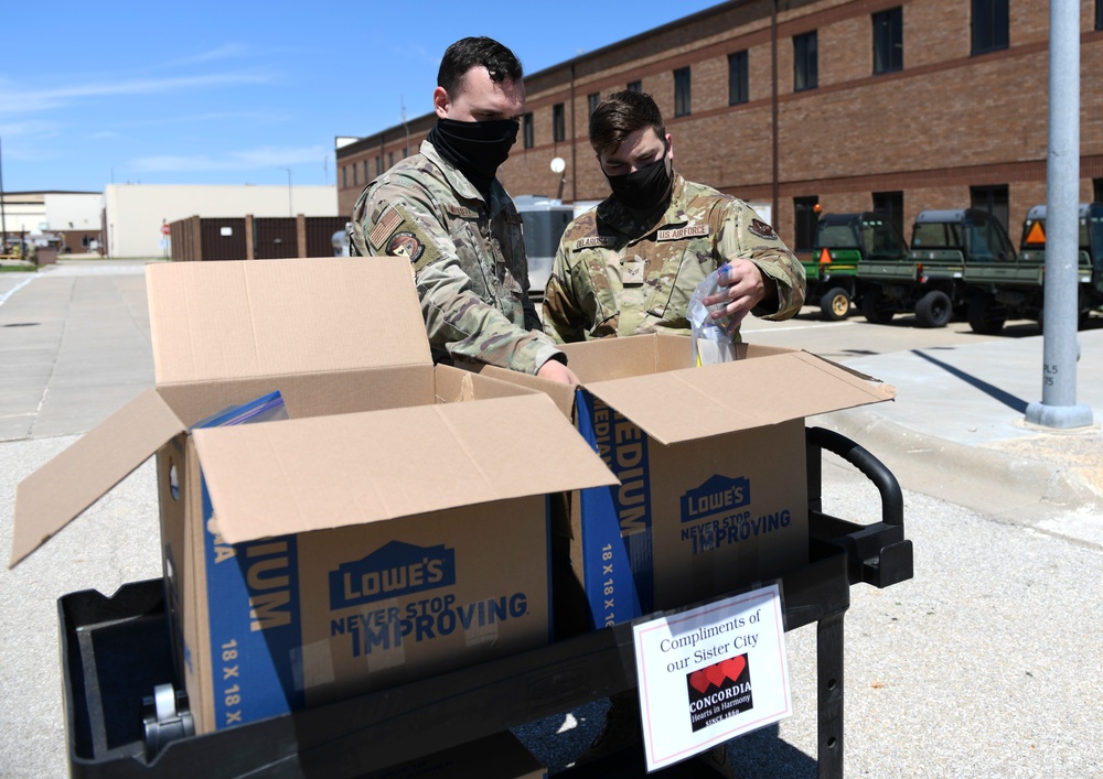 Whiteman BCC Concordia liaison delivers snacks to Maintenance Airmen