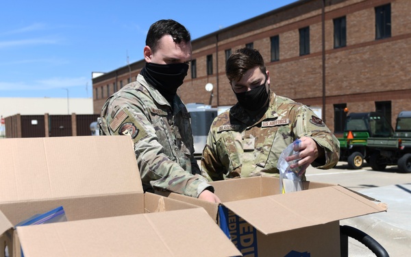 Whiteman BCC Concordia liaison delivers snacks to Maintenance Airmen