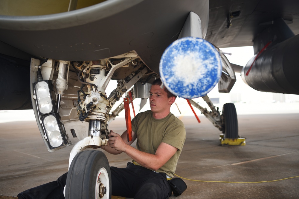 157th Airmen prepare jets for takeoff