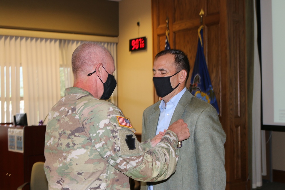 BG Wood receives Distinguished Service Medal