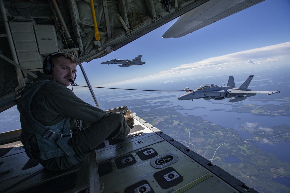 Marines conduct refueling in Finland
