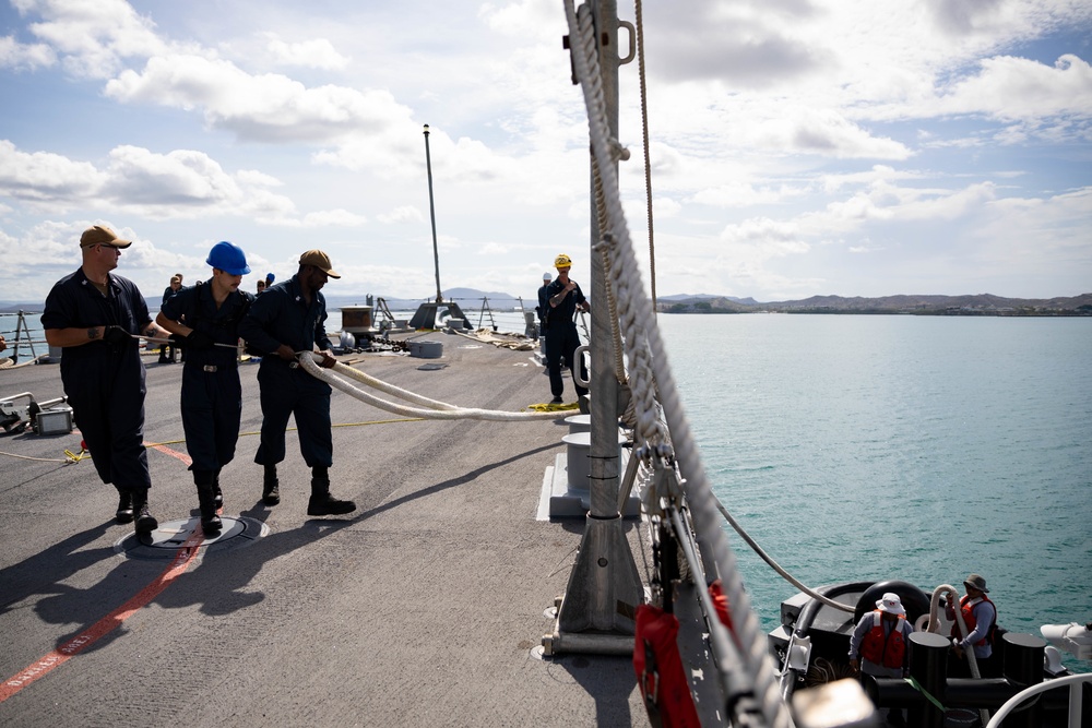 USS Sioux City Sailors Handle Lines as the Ship Pulls Into Port at Naval Station Guantanamo Bay, Cuba