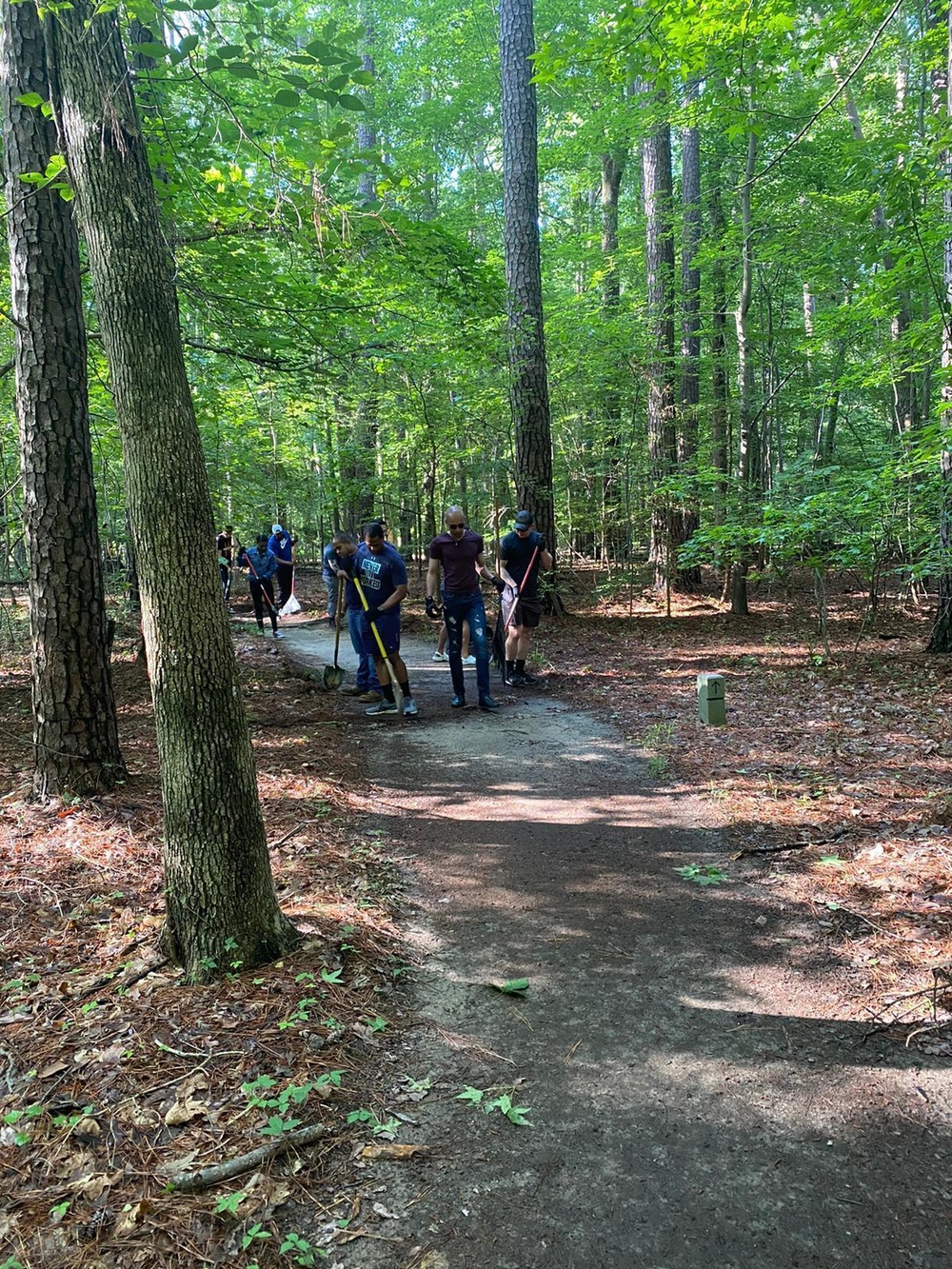 U.S. Army Soldiers volunteer time for community service