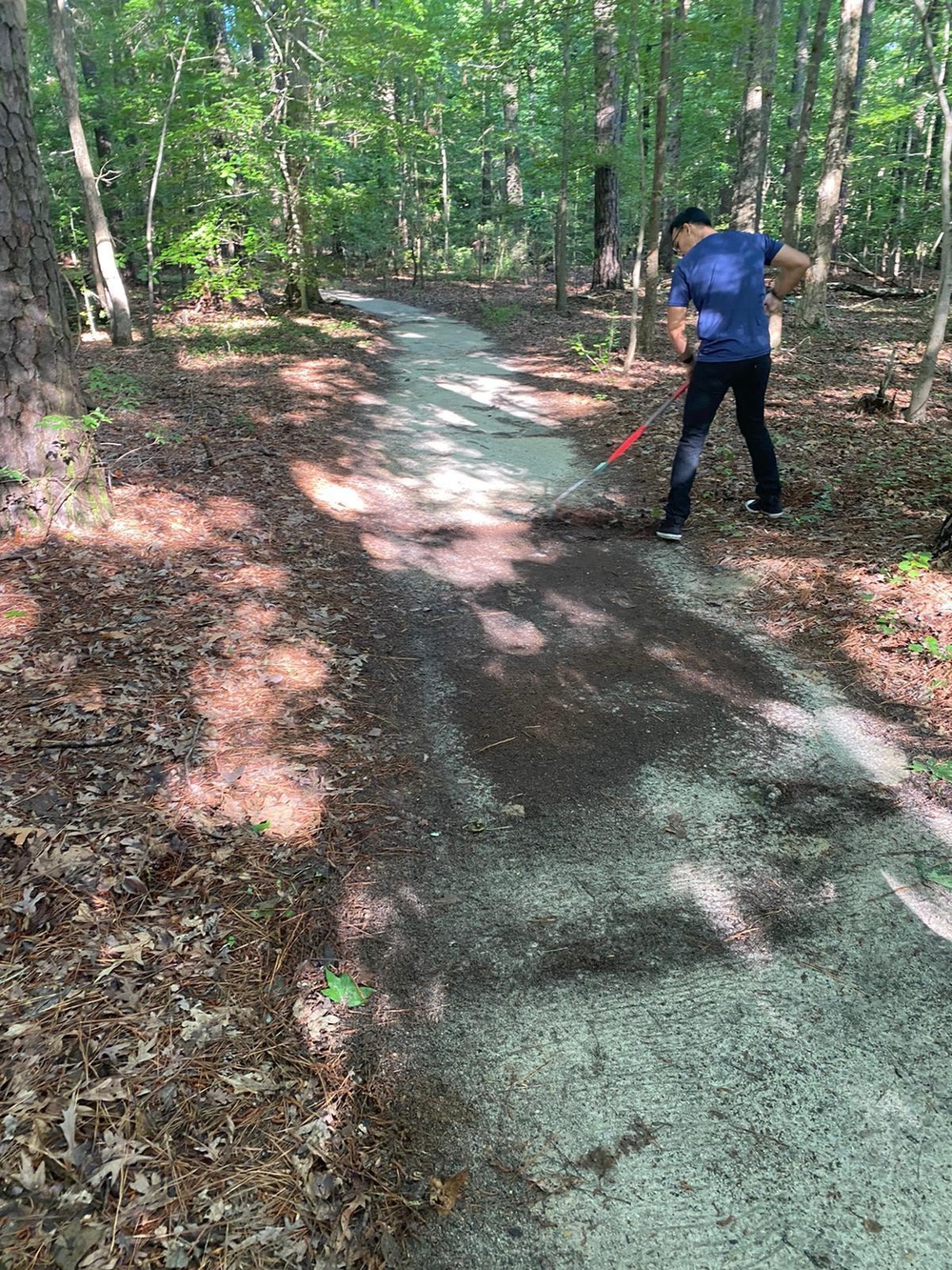 U.S. Army Soldiers volunteer time for community service