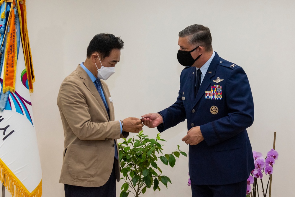 Pyeongtaek City mayor awards Col. Gonzales honorary citizenship