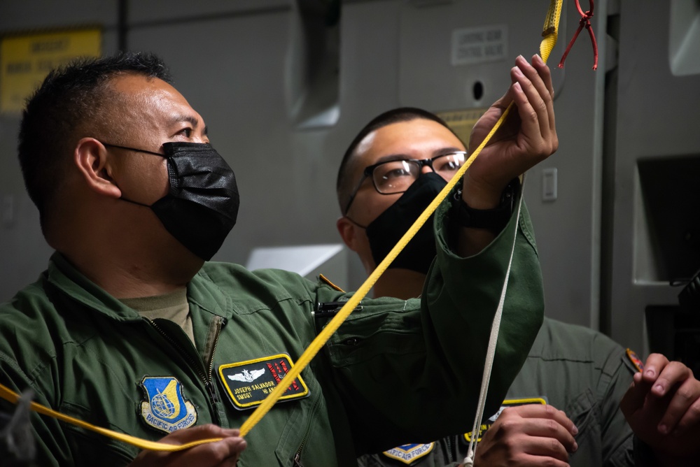 Hawaii, California Guardsmen practice space capsule recovery