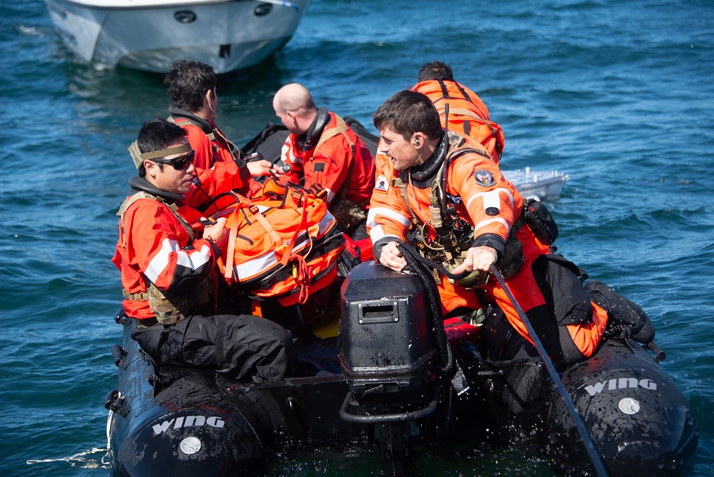 Hawaii, California Guardsmen practice space capsule recovery