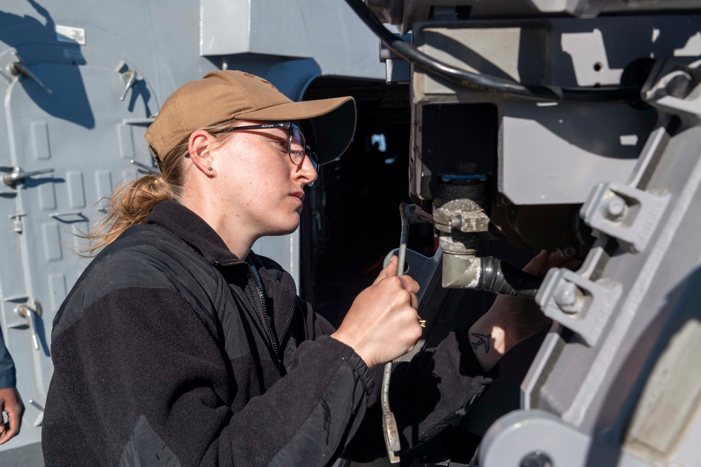 USS O’Kane Sailors perform maintenance on a Mark 38