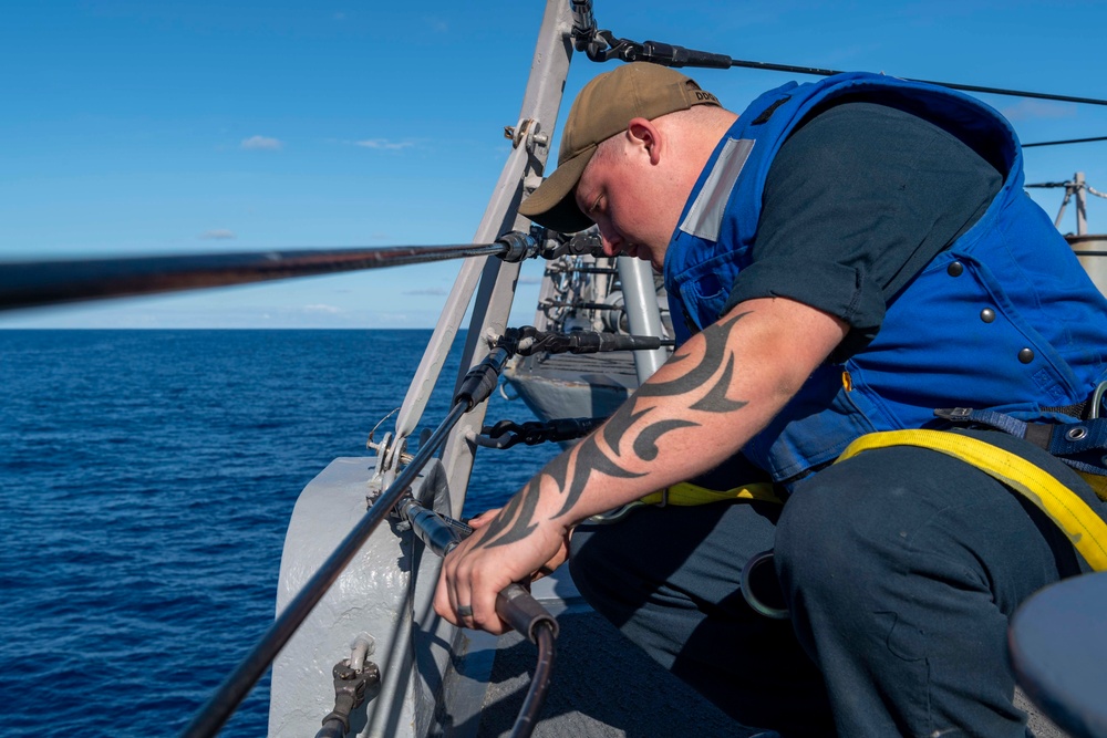 USS O’Kane Sailors perform maintenance on life lines