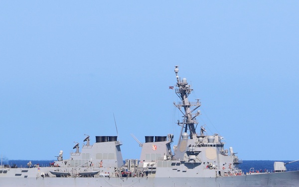 USS Howard (DDG 83) transits the Pacific Ocean