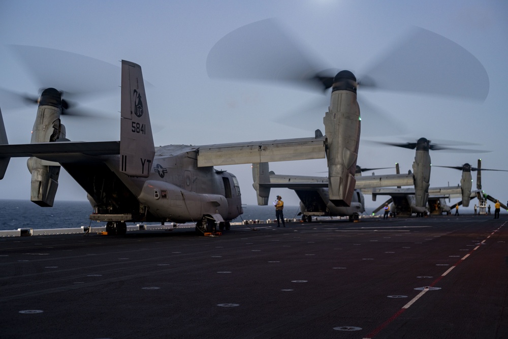 DVIDS - Images - 15th MEU Marines conduct flight operations aboard USS ...