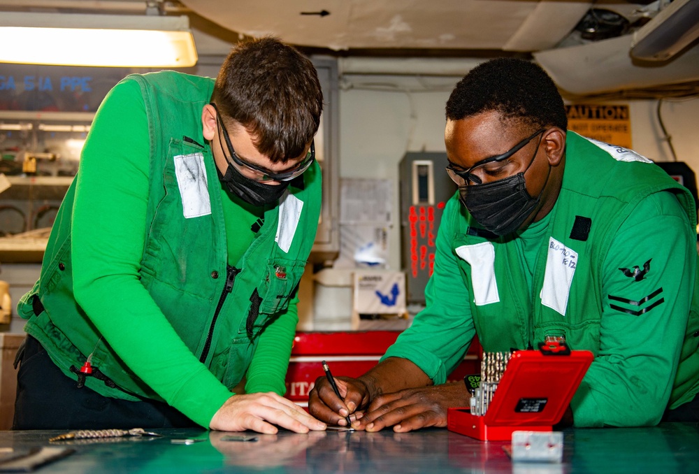 USS Harry S. Truman (CVN 75) transits the Atlantic Ocean