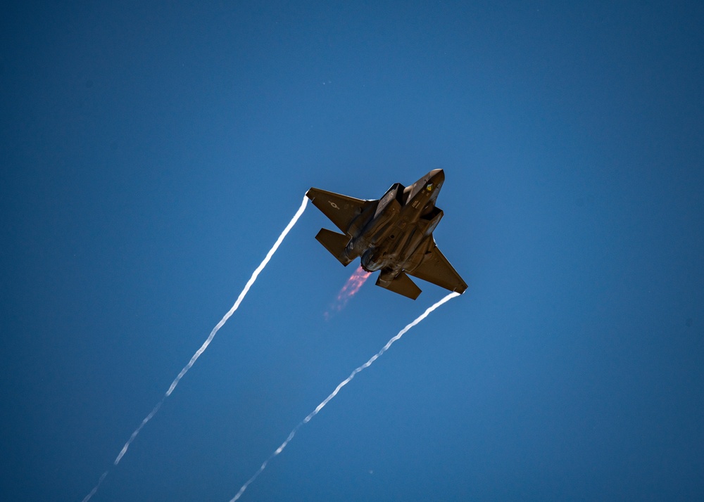 U.S. Air Force F-35A Demonstration Team storms over Deke Slayton Airfest