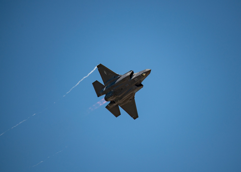 U.S. Air Force F-35A Demonstration Team storms over Deke Slayton Airfest