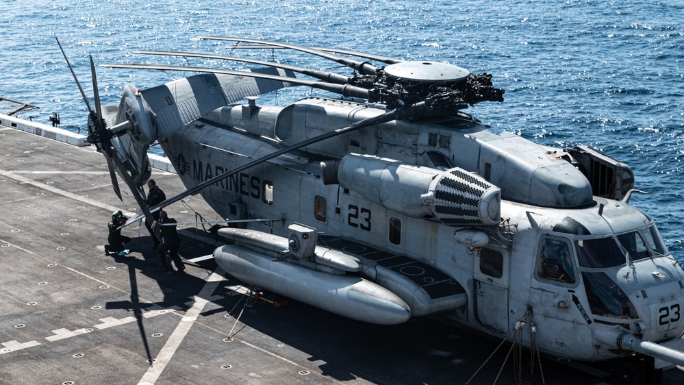 15th MEU aviation Marines maintain CH-53Es