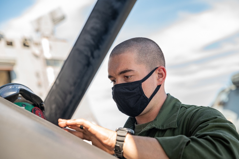15th MEU aviation Marines maintain CH-53Es