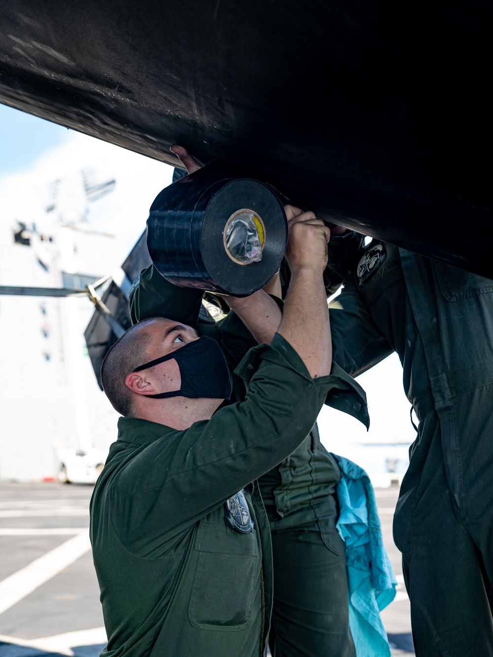 15th MEU aviation Marines maintain CH-53Es