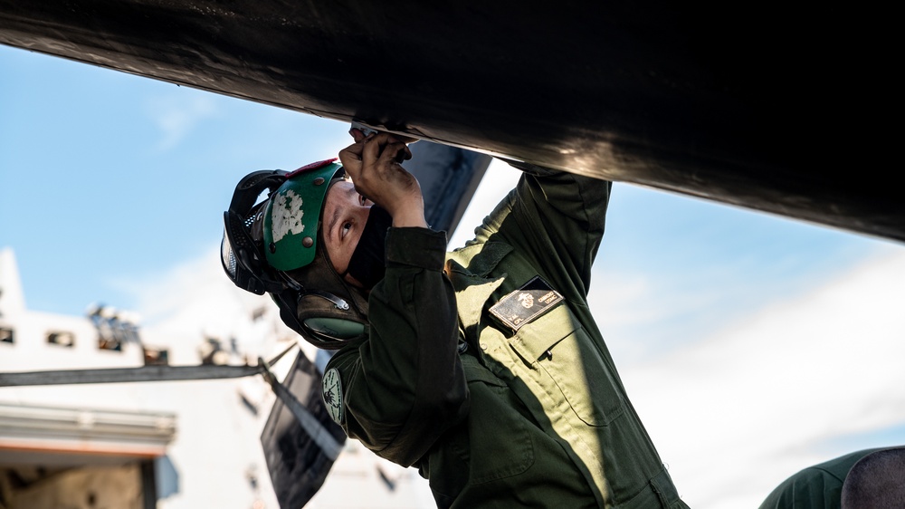 15th MEU aviation Marines maintain CH-53Es